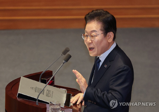 이재명 더불어민주당 대표가 10일 서울 여의도 국회에서 열린 본회의에서 교섭단체 대표연설을 하고 있다. 연합뉴스